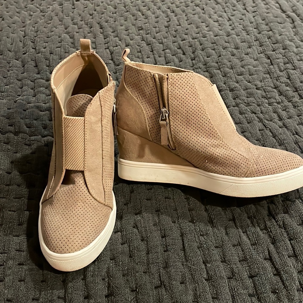 Wedge sneaker tan size 8